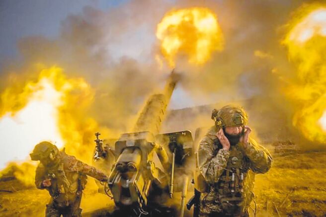 美国军援乌克兰155公厘M777榴炮弹，整合数位火控与GPS定位系统，射击精确度高，射程可达70公里，是对抗俄罗斯入侵的利器。（摘自乌克兰国防部官网）