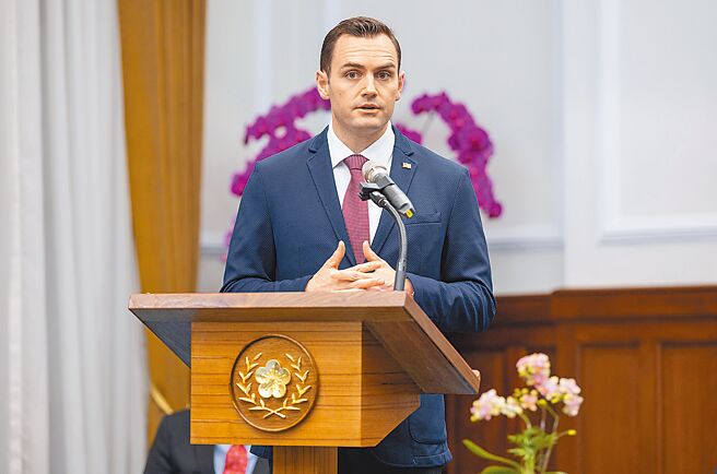 美眾议院「美中战略竞争」特别委员会主席盖拉格率团访台，同行议员提议台湾生产155公厘榴炮弹，成为吓阻武器潜在合作伙伴。（总统府提供）