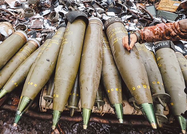 乌军前线堆满美国军援的利器155公厘M777榴炮弹。（路透）