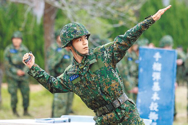 1年期義務役士兵實施手榴彈投擲訓練。（黃世麒攝）