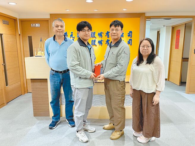 杰元建设、杰升营造主任技师粘评（左二）利用4个月时间考取「结构技师」榜眼，该公司总经理陈敬玮（右二）22日颁发奖金，期许他继续在业界发光发亮。（叶书宏摄）
