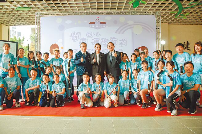 新竹市關東國小通學廊道改善工程22日正式開工，預計會在今年底完工，新竹市長高虹安（後排右九）出席開工典禮。（新竹市政府提供／王惠慧新竹傳真）