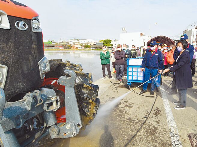 彰化縣長王惠美（右一）提醒農友及農機代耕業者於田間作業後，應做好農機及道路清潔工作。（彰化縣政府提供／孫英哲彰化傳真）