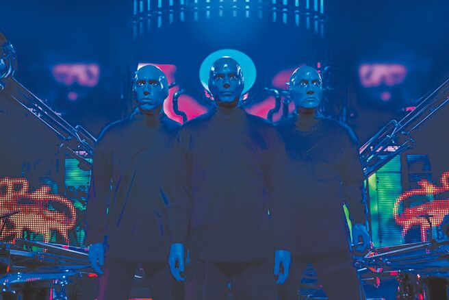 藍人樂團3位演出者，透過藝術、音樂、喜劇和沒有對話的肢體交流與觀眾同樂。（寬宏藝術提供）