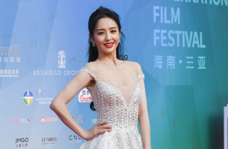 「新疆第一美」烫爆炸头依旧美呆 长裙开岔秀出纤瘦美腿