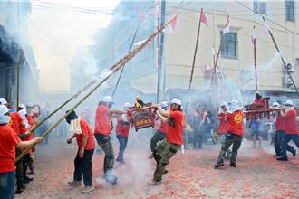 全台唯一「竹竿炮遶境」 屏東林仔內2500支竹竿炮齊炸