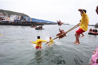 元宵節野柳「淨港文化祭」登場 民眾不畏寒冷跳海祈福