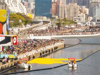 1.5萬隻黃色小鴨高雄港競速 「龜速、繞圈、被沖跑」超萌模樣曝