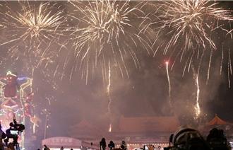 全台最大元宵煙火秀台南登場 數十萬人感受環繞煙火包圍