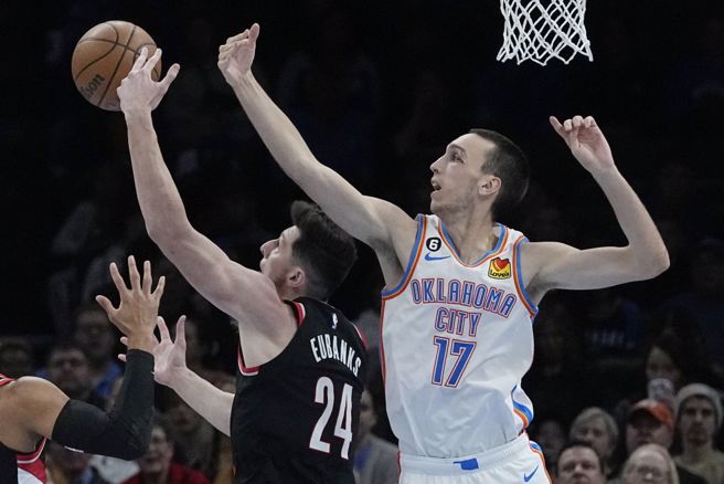 雷霆波古塞斯基(右)阻挡对手投篮。（美联社资料照）