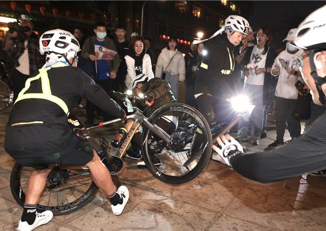 柯文哲先是坐在腳踏車上讓媒體捕捉畫面，下車時右腳不慎勾到坐墊，使身體不平衡摔倒，嚇壞幕僚與支持者。（郭吉銓攝）