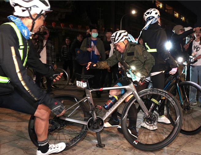 柯文哲先是坐在腳踏車上讓媒體捕捉畫面，下車時右腳不慎勾到坐墊，使身體不平衡摔倒，嚇壞幕僚與支持者。（郭吉銓攝）