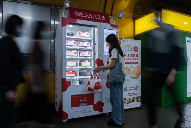 亚尼克表示，今年会进行通路策略调整，主要以YTM 2代蛋糕自动贩卖机来扩大通路布局。（亚尼克提供）