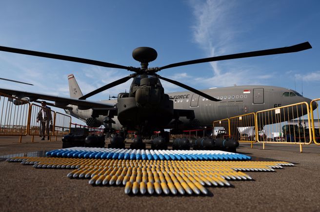 美軍一架AH-64阿帕契直升機23日在例行訓練中墜毀，機上2名國民兵不幸罹難。圖為新加坡航空展上的阿帕契直升機。（圖／路透）