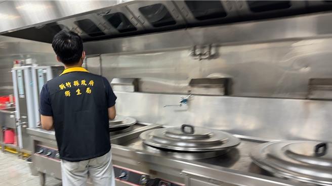 竹北市安兴国小疑似发生食物中毒案件，卫派员至该校进行稽查。（新竹县政府提供／罗浚滨新竹传真）