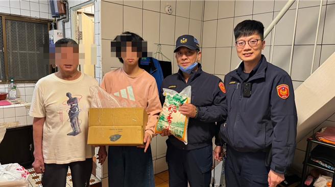 永和警分局新生派出所副所长许庆舜（右二）偕同警员蔡佳仓（右一）前往周家关怀访视并致赠泡麵、白米与水果等物资，以实际行动关心弱势家庭。（永和警分局提供）