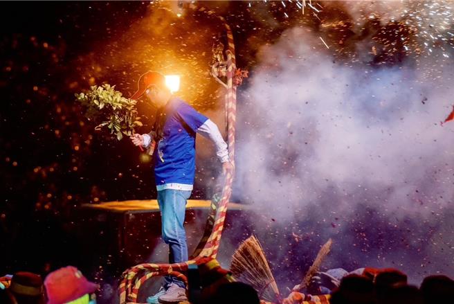 台东市长陈铭风亲自上阵体验炮炸寒单爷仪式。（台东市公所提供／萧嘉蕙台东传真）