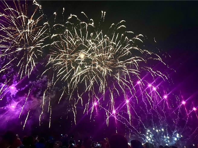 2024台东市元宵嘉年华会闭幕烟火长达7分钟，璀璨夺目如星光乍现。（台东市公所提供／萧嘉蕙台东传真）