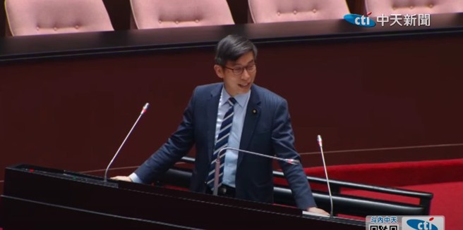 民進黨立委鍾佳濱。(截自中天新聞)