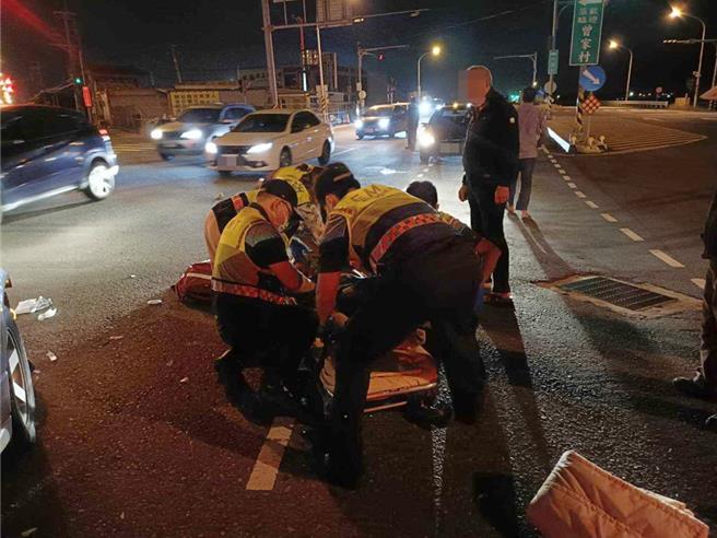 彰化3姊弟22日晚间走斑马线遭休旅车撞飞，姊妹重伤、弟轻伤，现场怵目惊心。（本报资料照片／陈淑芬台中传真）