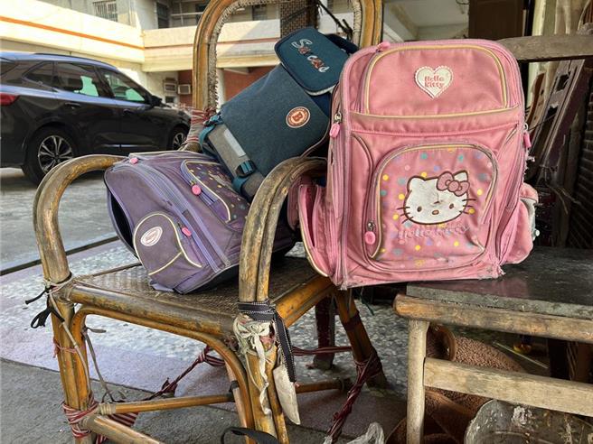 彰化3姊弟22日晚间走斑马线遭休旅车撞飞，姊妹重伤、弟轻伤，经紧急送医，现场留下姊弟书包。（本报资料照片／陈淑芬台中传真）