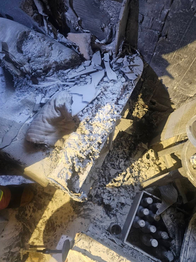 新北市林口中正路一处旧公寓今天清晨惊传火警，消防局不排除起火原因为「电暖器挨近沙发」。（图 / 刘咏韵翻摄）