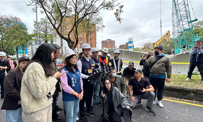 台北市長蔣萬安24日上午二度前往慶城街塌陷工地視察，並表示現場預計中午12時左右完成回填作業，而根據相關數據比對檢測，監測數據都正常，也沒有持續塌陷或鄰房傾斜的狀況發生。（丁上程攝）