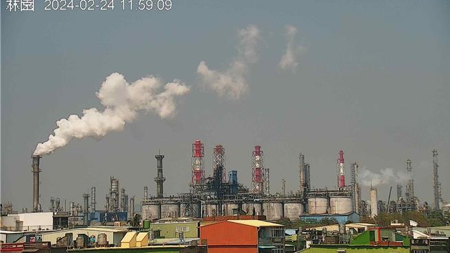 今天受到大陆冷气团影响，环境风场为东北风，中部以北迎风面扩散条件佳，南部地区位于下风处，污染物稍易累积。（翻摄自空气品质监测网／林良齐台北传真）