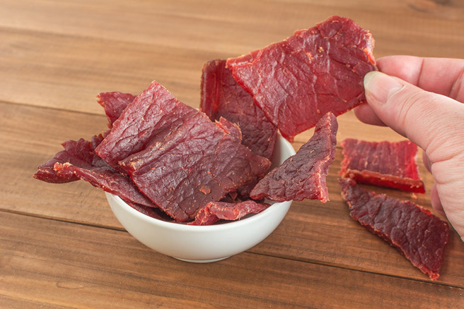 台中市龍井區金安記食品廠豬肉乾使用辣椒粉，確認檢出蘇丹色素三號20 ppb與規定不符，遭製成該公司「香辣豬肉乾」及「香辣豬肉絲」2項產品，北市衛生局緊急要求相關業者下架。（示意圖：shutterstock／達志）