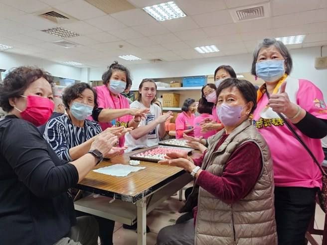 譚傑龍跟長者們一起做湯圓。(中信特攻提供)