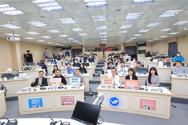基隆市政府引进与加州大学柏克莱分校「ROAR Academy」合作的程式设计课程，24日正式开课。市长谢国梁（前排左三）化身「谢班长」参与课程，勉励入选学员把握难得的学习机会。（基隆市政府提供／徐佑升基隆传真）