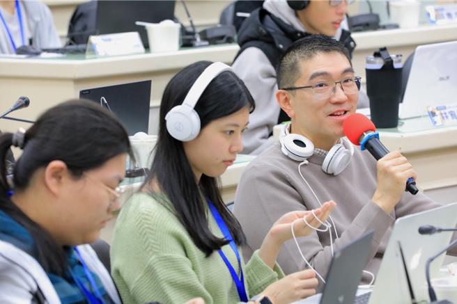 基隆市政府引进与加州大学柏克莱分校「ROAR Academy」合作的程式设计课程，24日正式开课。市长谢国梁（右一）化身「谢班长」参与课程，并分享自身求学至麻省理工深造经验，勉励学子更上一层楼。（基隆市政府提供／徐佑升基隆传真）