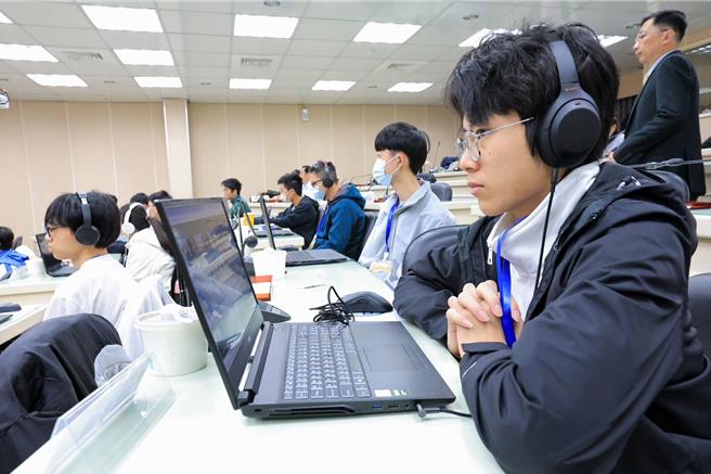 为提升基隆学子国际视野与扩大AI领域专业知能，基隆市政府引进与加州大学柏克莱分校「ROAR Academy」合作的程式设计课程，24日正式开课。图为同学们认真听讲。（基隆市政府提供／徐佑升基隆传真）