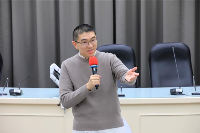 基隆市政府引进与加州大学柏克莱分校「ROAR Academy」合作的程式设计课程，24日正式开课。市长谢国梁（右一）化身「谢班长」参与课程，并分享自身求学至麻省理工深造经验，勉励学子更上一层楼。（基隆市政府提供／徐佑升基隆传真）