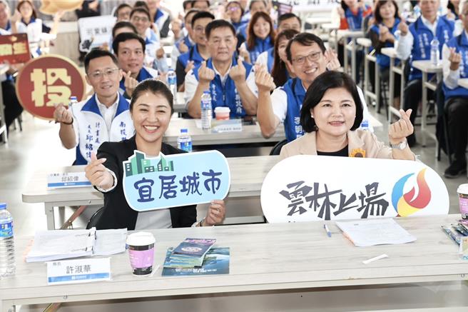 南投县长许淑华率县府团队在草屯镇九九峰动物园接待云林县长张丽善带领的参访团，双方就教育、观光及交通等议题进行交流，会中更互赠纪念品。（南投县政府提供／冯惠宜南投传真）