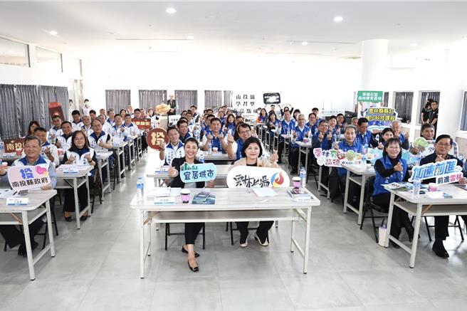 南投县长许淑华率县府团队在草屯镇九九峰动物园接待云林县长张丽善带领的参访团，双方就教育、观光及交通等议题进行交流，会中更互赠纪念品。（南投县政府提供／冯惠宜南投传真）