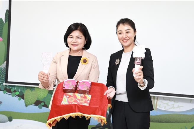 南投县长许淑华率县府团队在草屯镇九九峰动物园接待云林县长张丽善带领的参访团，双方就教育、观光及交通等议题进行交流，会中更互赠纪念品。（南投县政府提供／冯惠宜南投传真）