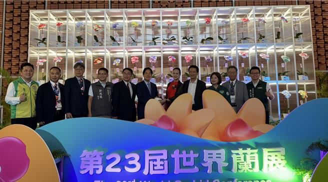 副總統賴清德與貴賓一起在62國國旗蘭花牆合影。（曹婷婷攝）