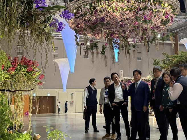 賴清德(左四)由立委林俊憲(左三)等人陪同參觀世界蘭展。（曹婷婷攝）