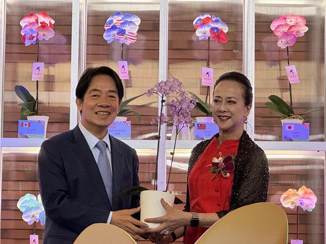 賴清德贈送蘭花給藝人湯蘭花。（曹婷婷攝）