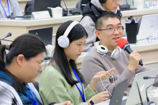 謝國樑化身「謝班長」參與課程，期許透過與國外名校合作模式，提供基隆學子更豐富多元的課程體驗。（ 圖／基隆市政府提供）