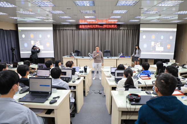 謝國樑表示，學生將在完訓後將獲得加州大學柏克萊分校頒發的證書，實質留下學習歷程的紀錄。