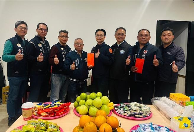 2024桃园灯会进入第3天，由于执勤时间长且天气偏凉，桃园警分局为了让眾多执勤员警补充体力，除了弹性调配警力，并动员义交协勤，以减少同仁负担。在桃园分局警友办事处全力支持下，在活动前进指挥所成立了「行动补给站」，准备了咖啡、茶包、果汁、饼乾、水果等食品，供轮班休息同仁享用补充体力。（警方提供）