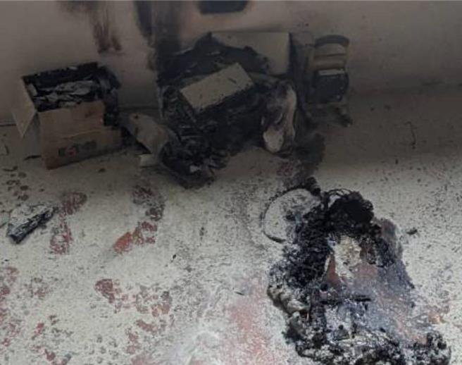 家住新北市汐止福德二路1名男子24日早上，在家中替电动机车充电，疑似锂电池「过充」，导致过热冒烟起火燃烧。（新北市消防局提供）