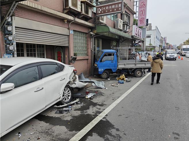 桃園市平鎮區中豐路一段24日中午發生連環撞車禍，導致小貨車駕駛命危送醫搶救。（翻攝照片／蔡明亘桃園傳真）