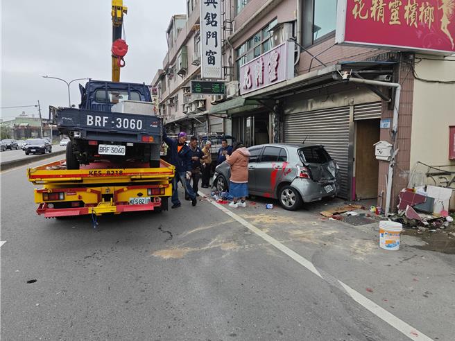 桃園市平鎮區中豐路一段24日中午發生連環撞車禍，導致小貨車駕駛命危送醫搶救。（翻攝照片／蔡明亘桃園傳真）