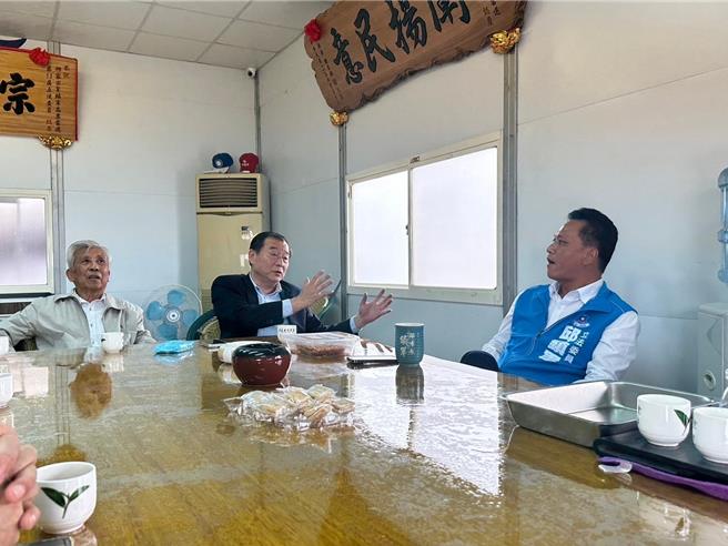 苗栗县旅行公会22日拜会新科立委邱镇军请求协助解除大陆旅游团禁令。（邱镇军服务处提供／谢明俊苗栗传真）