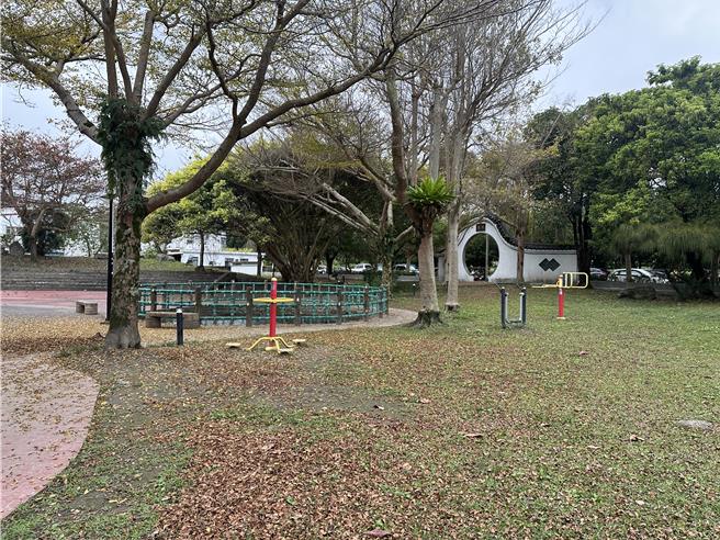 荣安公园早期盖起高墙，乡公所先拆除，将进行公园内部设施优化。（王志伟摄）