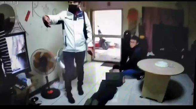 北市特勤中隊員警破門將屋內嫌犯制伏逮捕。（翻攝照片／林郁平台北傳真）