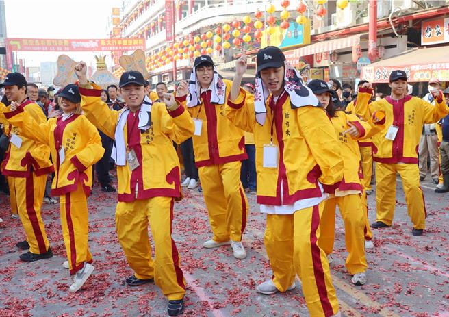 嘉義縣新港鄉奉天宮天上聖母元宵遶境超過400年歷史，今年首度有年輕人在大跳街舞，營造遶境新氣象。（呂妍庭攝）